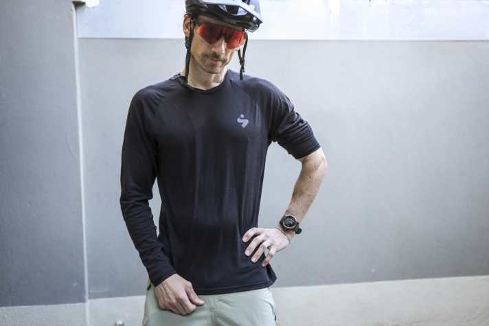 Lightweight, comfortable, warm enough. Can also be worn as a short sleeve, simply roll up. Size M fits well for a height of 1.78 metres.