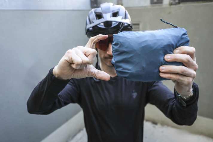 ... or something. The Patagonia Dirt Roamer in a mini pack size. Weight: 230 grams. Available in five colours.