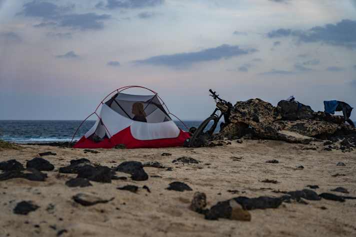 Zimmer mit Meerblick. Problem: Wildes Campen ist innerhalb Europas nur in Skandinavien erlaubt. Notbiwakieren darf man überall, dann aber nur mit Tarp.