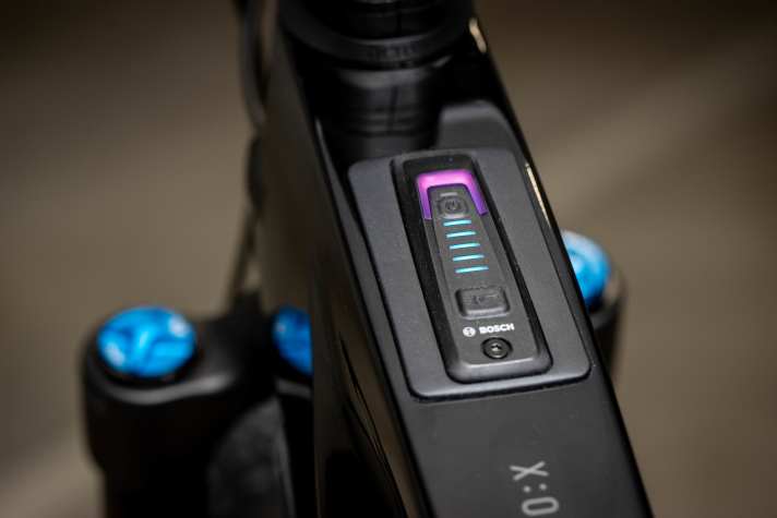 The Bosch system controller is located in the top tube. The adapter plate underneath is striking. Everything seems to be ready for a future, larger Bosch display. There is no information on this yet, and the release still seems to be well in the future.