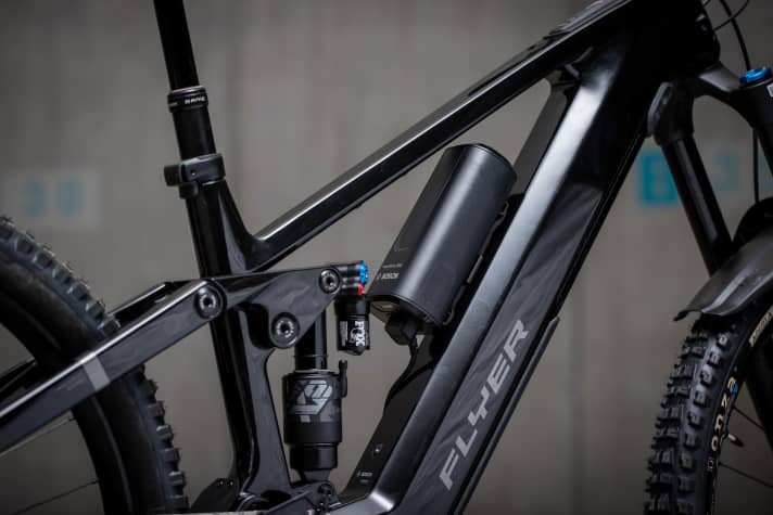 The Powertube 800 permanently installed in the down tube can be topped up with the PowerMore250 from Bosch.