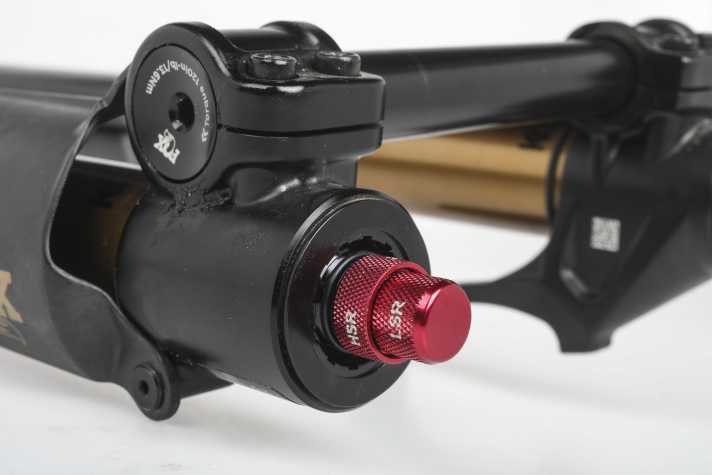 The rebound stage remains in the usual position and is adjustable in low and high speed.