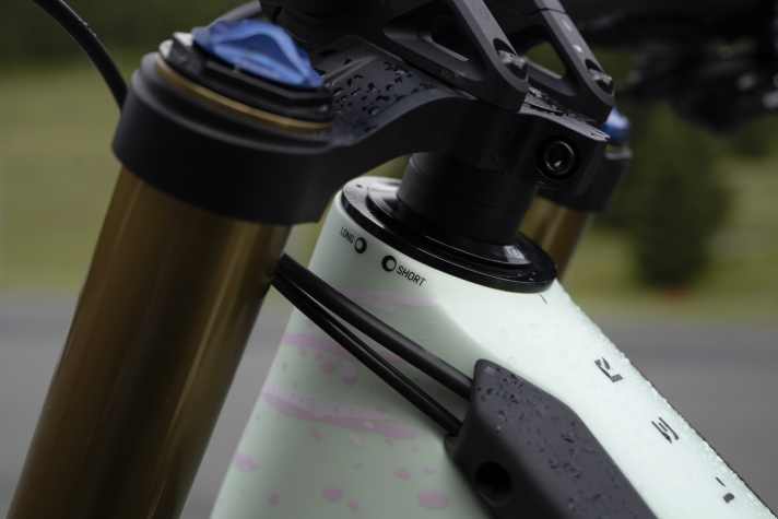 Tester Laurin (1.78 m) rode the Gambler in size L with a reach of 458 (Low BB). This fitted very well. Thanks to the reach adjustment, you can shorten or lengthen the reach by 6 millimetres. We think that's good.