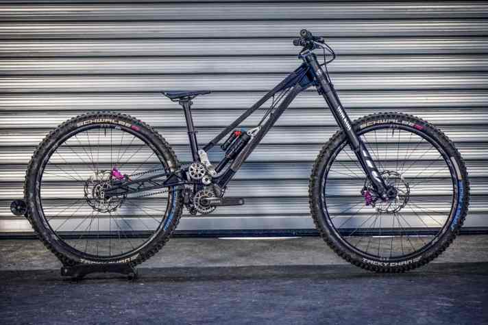 Gear shifting, belt drive and upside-down suspension fork: the downhiller from Gamux is a real playground for technology fanatics.