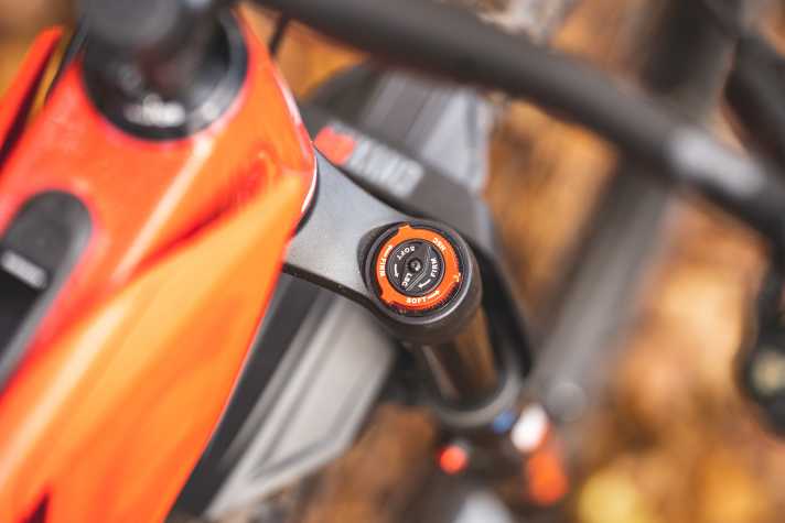 The two compression damping dials on the fork are very finely adjusted. Endless adjustment options that require a little patience and interest. Good: Gasgas has a detailed setup description with suggestions for air pressure and damping.