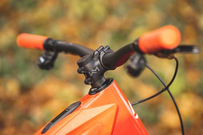 Flat headset end without cable integration and a handlebar with only moderate rise: This keeps the high front end in check.