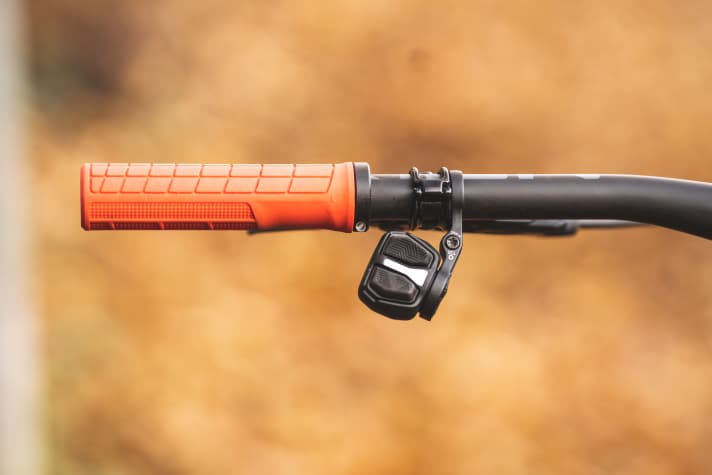 Srams Powertrain is operated wirelessly via the pods. The AXS seatpost is controlled at the top and you can switch between the two motor modes at the bottom. Simple and sleek!