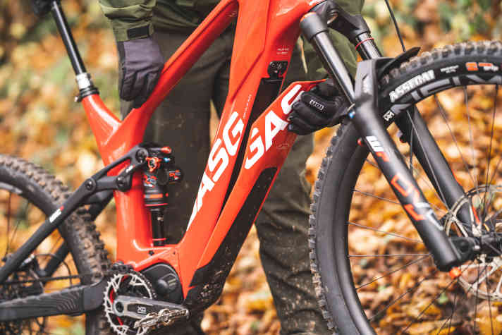 The battery is classically located in the down tube under a cover that can be removed without tools.