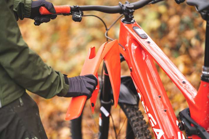 The eye-catching plastic cover is easy to remove and is reminiscent of MotoX machines. The look is polarising!