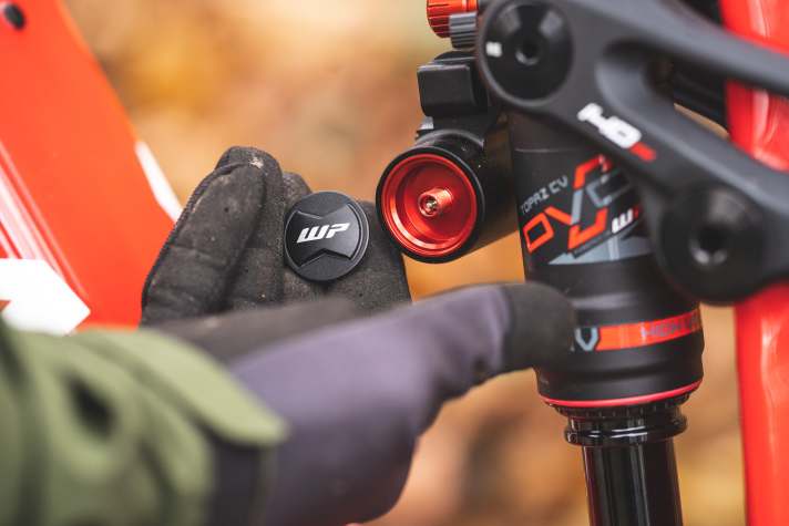 Special technology is also used on the shock absorber. In addition to the air chamber, the bladder must also be filled with the correct air pressure.