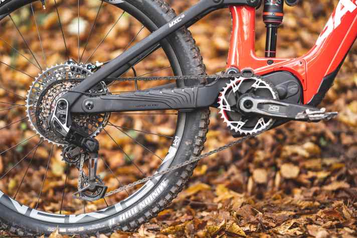 Sram's Eagle Powertrain is only complete with the transmission shifting system. This is because the combination enables fully automatic gear changes and shifting while rolling.