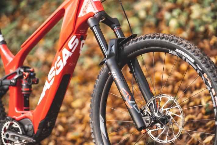 Die DVO-Gabel hat eine spezielle WP-Dämpfungstechnologie an Bord, die aus dem Motorradbereich kommt. Das ist einzigartig im Mountainbike-Bereich. Und das ist auf dem Trail spürbar!