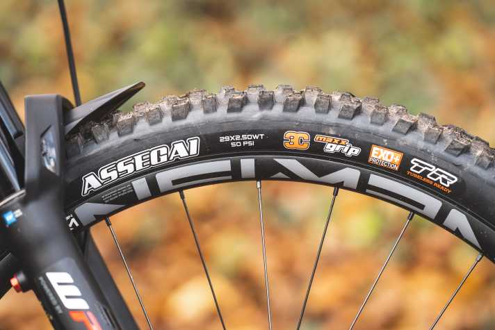 An der Front bringt Maxxis’ Assegai mit superweichem Maxxgrip-Gummi einen zusätzlichen Sicherheitsboost im Gelände.