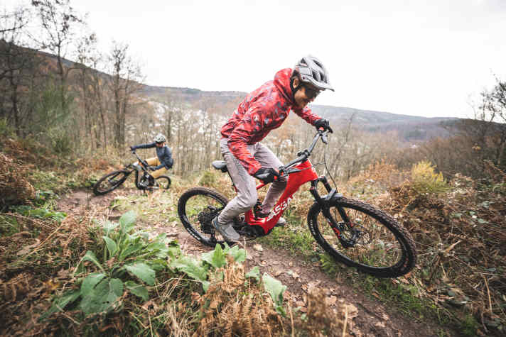 BIKE Testleiter Peter Nilges überzeugt sich von den guten Klettereigenschaften des Gasgas MXC 6.