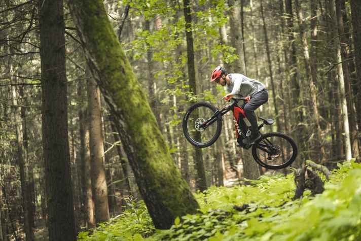 A fluffy chassis and full-bodied downhill qualities. The GasGas cuts a fine figure downhill.