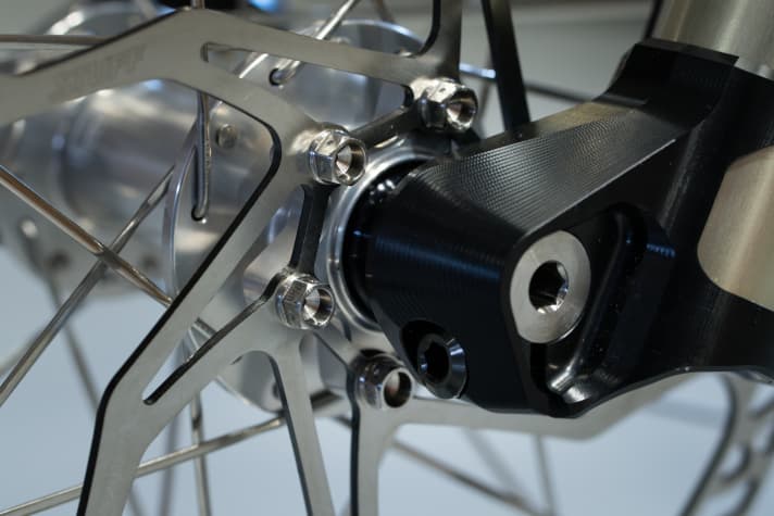 Titanium bolts from METI in Italy secure the 203 Trickstuff Dächle UL brake discs.