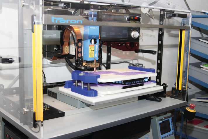 Das Verschweißen der Kontakte ist eine komplexe Aufgabe – hier geht das mittlerweile auch ohne Handarbeit.