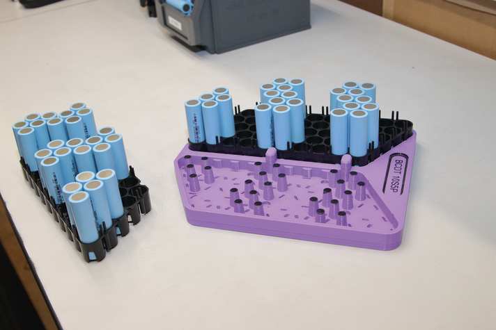 The cells are inserted by hand into trays with fixed plug-in points.
