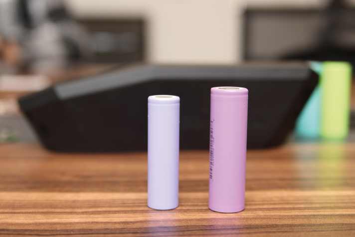 Auch die Zelltechnik ändert sich: Links eine der alten, kleineren Zellen, rechts eine der neuen 21700er, die sich zum Standard mausern.