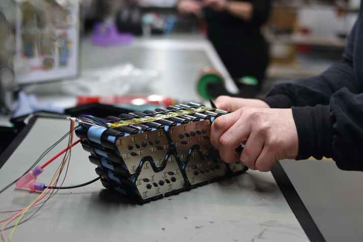 Menschen und Maschinen arbeiten hier mit hoher Präzision zusammen. Auch wenn alles relativ geordnet und klar aufgebaut aussieht – die Technik dahinter ist sehr komplex.