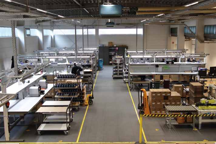 Übersichtlich, sehr clean und viel Handarbeit: die Produktionslinien bei Akku Vision.