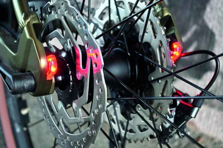 An den Achsaufnahmen links und rechts sitzen die MonkeyLink-Twin Lights.