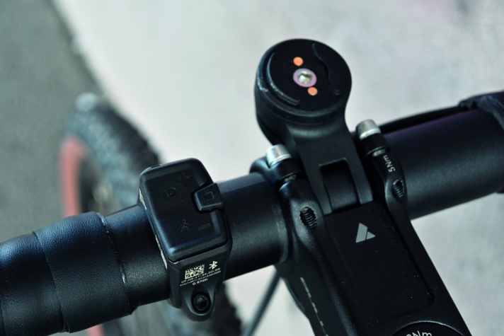 Practical: The MonkeyLink adapter on the handlebars for lights and other equipment also supplies the power.