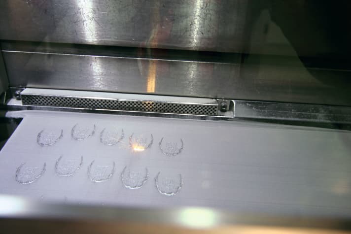 Man sieht nur die Querschnitte der Teile, die gerade per Laser mit der nächsten Schicht verschmolzen werden.