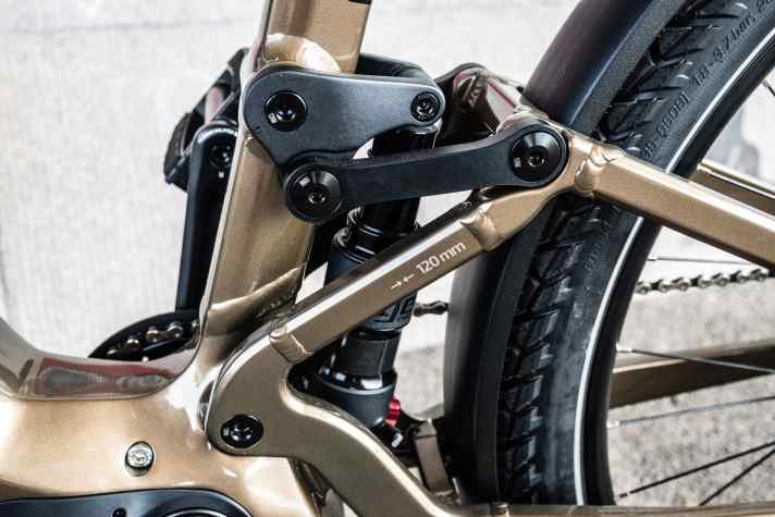 Detail Hohe Acht: Das Federelement arbeitet mit Gasdruck und ist gut einstellbar.