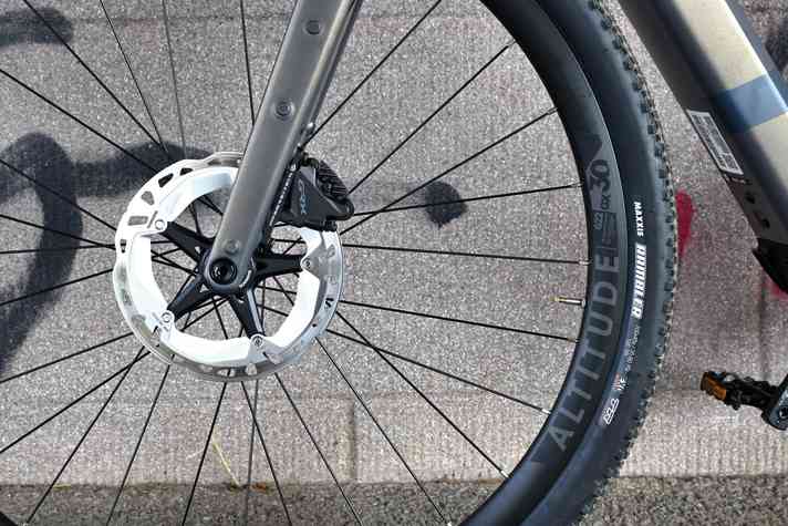 With the widest tyres in the test, the Dimanche rolls along smoothly and comfortably, but is by no means sluggish off-road or on the road - thanks to the very small, flat profile of the Contis.