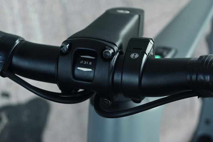 Cables and cables disappear under the stem, the small control panel sits on the top link.