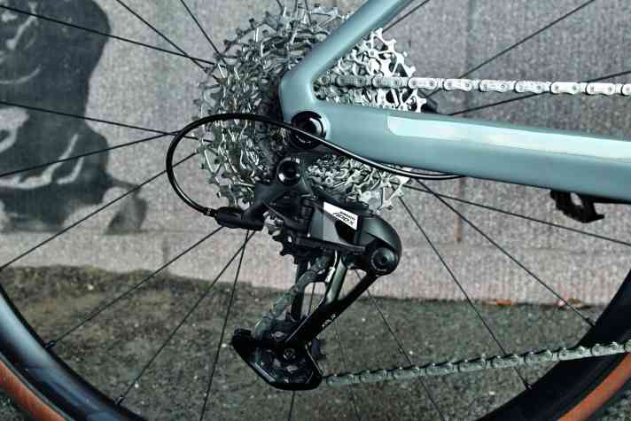 Shifting is done with Sram Apex XPLR, crisp, but usually also clearly audible.