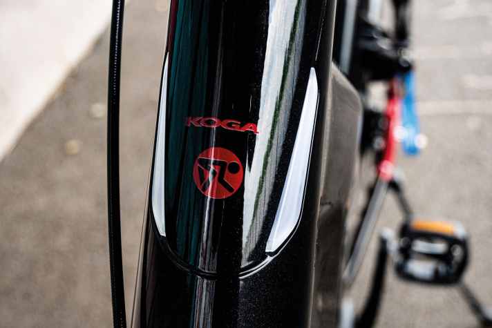 Elegantly copied from the car: daytime running light panels in the steering head of the Koga.