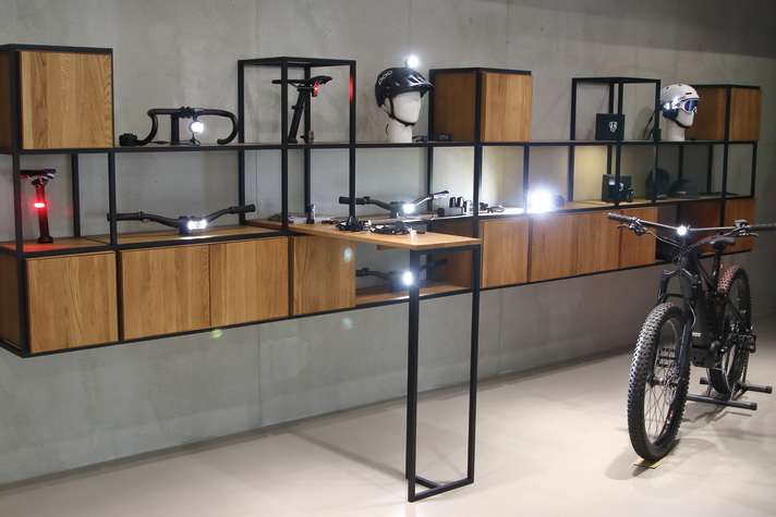 Showroom: Neben den Neuheiten findet man auch Klassiker – auch für den Kopf.