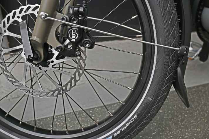 Good for everyday use: low mudguards keep snow and splash water out.