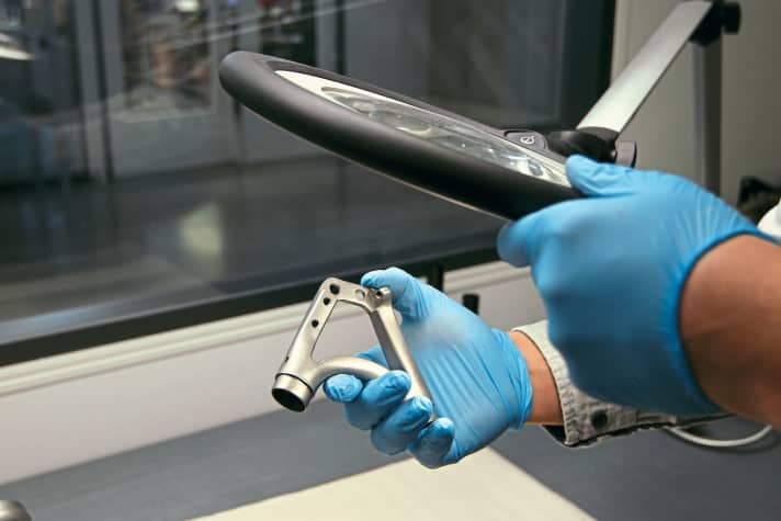 Ein fertiges Ausfallende in der ersten von vielen Stationen der Qualitätskontrolle.