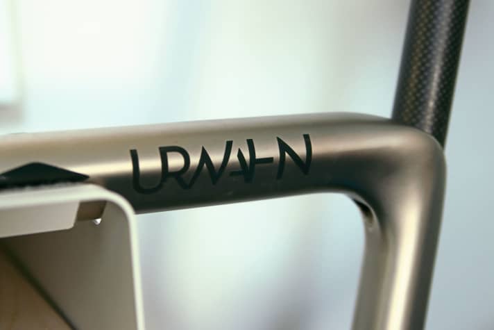 Fließende Übergänge kennzeichnen die Rahmen von Urwahn. Besonders schön zur Geltung kommt das am Hinterbau und natürlich am charakteristischen Knick im Oberrohr mit den fehlenden Sitzstreben. Wie – auch händisch – aufwendig die Bearbeitung ist, bis der Rahmen so elegant wirkt, ahnt man als Laie nicht.