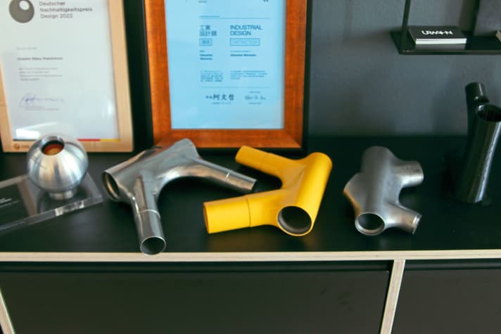 Im Magdeburger Showroom können sich die Kunden beraten lassen. Natürlich überzeugt sie Urwahn nicht nur mit feinen Teilen, sondern auch damit, wie gut die Rahmen bei den Prüfinstituten und Tests abschneiden.