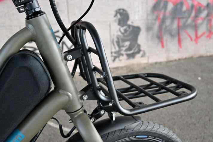 Mounted torsion-resistant on the frame: The front carrier has a load capacity of 20 kilos.