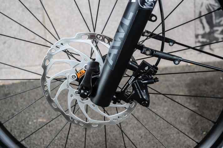 Detail Victoria: The 203 mm diameter Shimano disc grips crisply and with good modulation.
