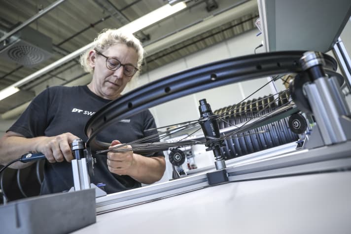 Im Rahmen unseres BIKE PROJECT: EUROPE konnten wir den Laufradbauerinnen von DT Swiss über die Schulter schauen.