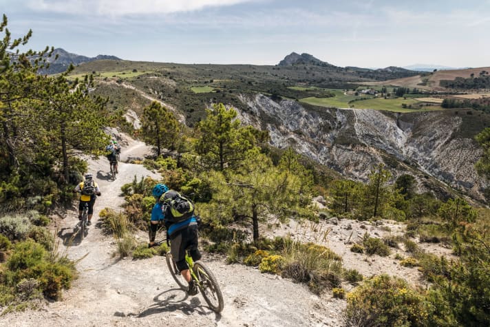 Die über 3000 Meter hohen Gipfel der Sierra Nevada kratzen sich die wenigen Wolken vom Himmel. Daher ist es hier meist grüner als in den Wüsten drumherum - aber ab Oktober auch schon sehr frisch.