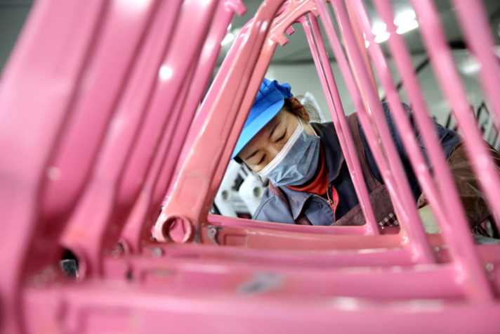 Immer mehr europäische Hersteller planen, sich von China unabhängiger zu machen. Hauptgründe sind Risiken durch Handelskonflikte und Lieferkettenprobleme. Aber auch die Löhne und Produktionskosten in China steigen - was die hohen Dumping- und Ausgleichszölle der Europäischen Union noch problematischer macht.