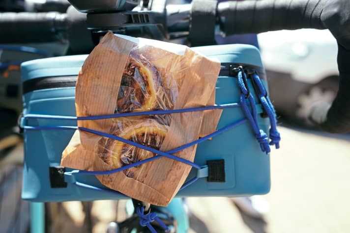 Whether it's a coffee stop with a pastry halfway along the route or provisions in your pannier: snacks and cycle tours are inseparable.