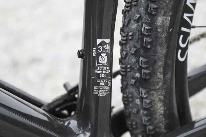 This is where you stand by your product: the company address is printed on the seat tube of the Ghost Lector HT World Cup 30. The cross-country hardtail is approved for a system weight of up to 120 kilos.