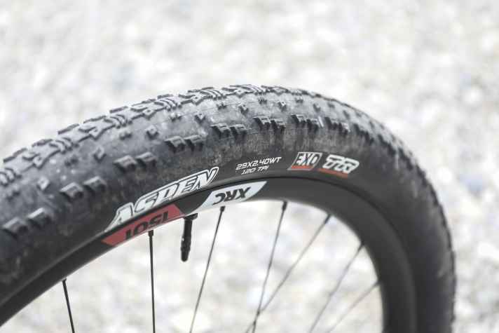Bitchy journeyman: The Maxxis Aspen is stingy with grip despite its 2.4 inch width. Thanks to factory-fitted tyre inserts, the air pressure on the Ghost Lector HT World Cup 30 can be lowered considerably.