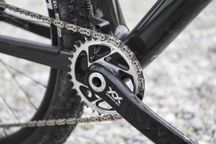 Edle, leichte Kombi: Die Sram XX SL Carbonkurbel und die minimalistische Kettenführung am Ghost Lector HT World Cup 30.