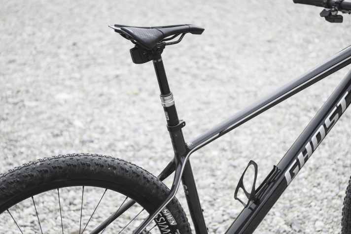 The electronic Rockshox dropper post offers an adjustment range of 150 millimetres. The dropper post is only available on the € 9000 top model Ghost Lector HT World Cup 30.