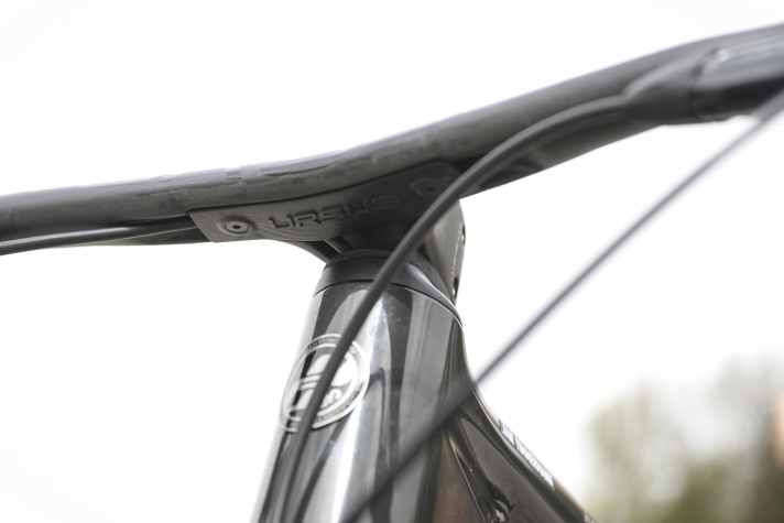 The carbon handlebar/stem unit is reserved for the top model. The rear brake hose runs cleanly through the headset into the frame.