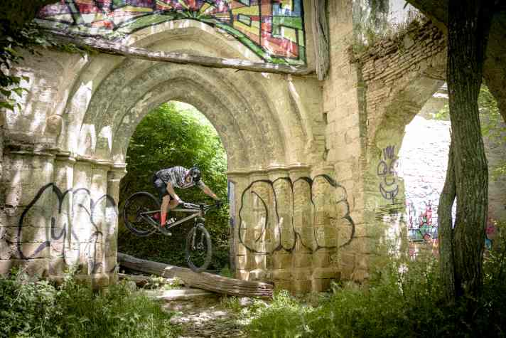 Auf der Holzbohle durchs Kirchenportal.